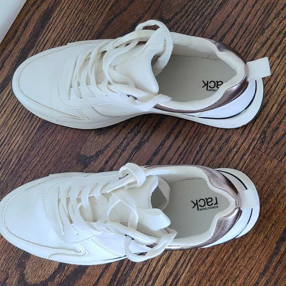 Like New Women's Athletic/Leisure white shoe. size 8 - Picture 4 of 7